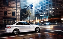 Электромобиль BMW 1 series ActiveE на центральных ночных улицах мегаполиса